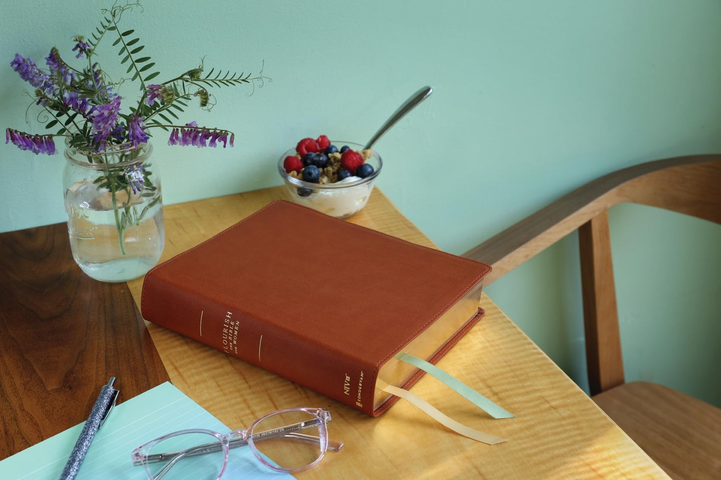 Flourish: The NIV Bible for Women, Leathersoft, Brown, Comfort Print