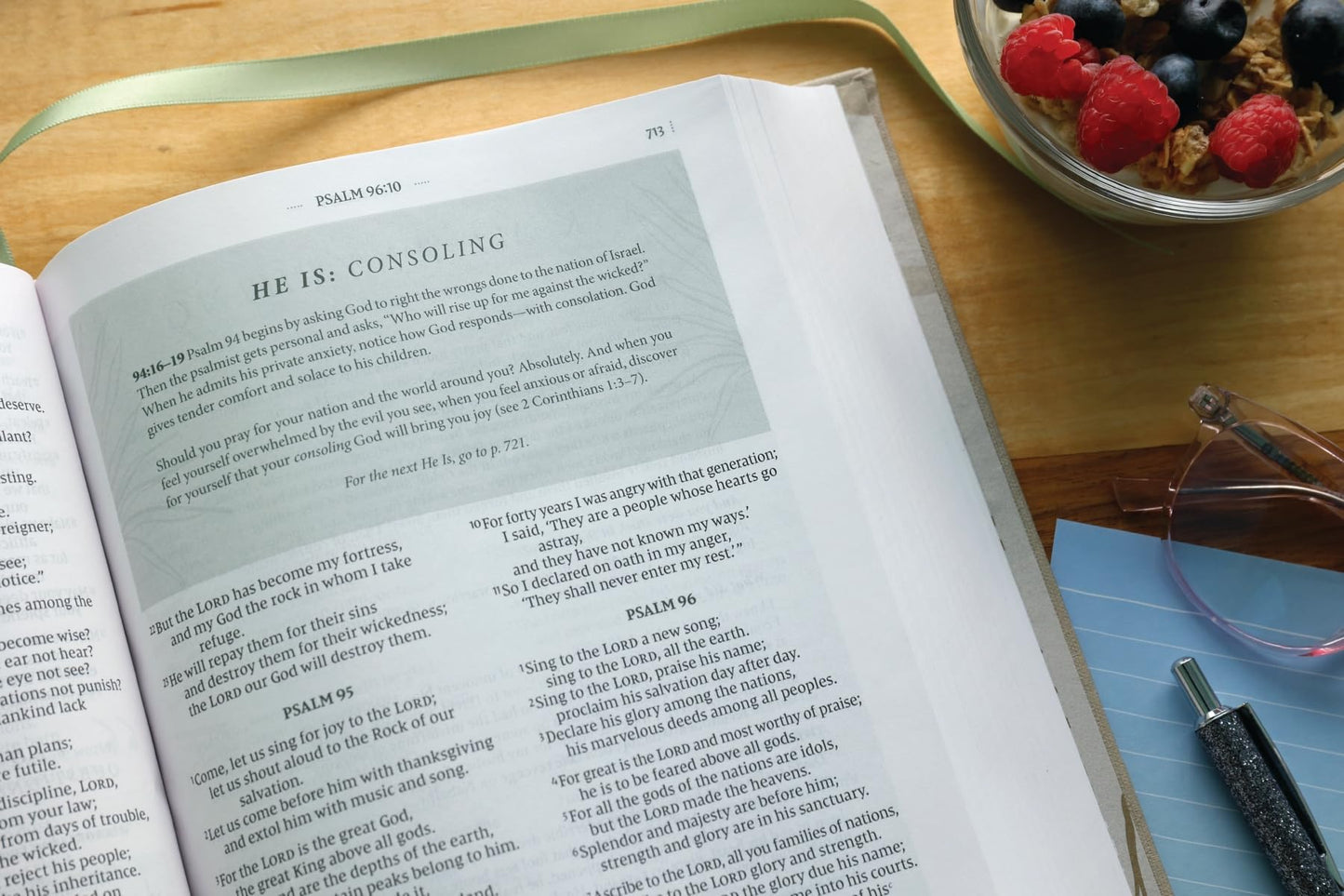 Flourish: The NIV Bible for Women, Cloth over Board, Cream, Comfort Print