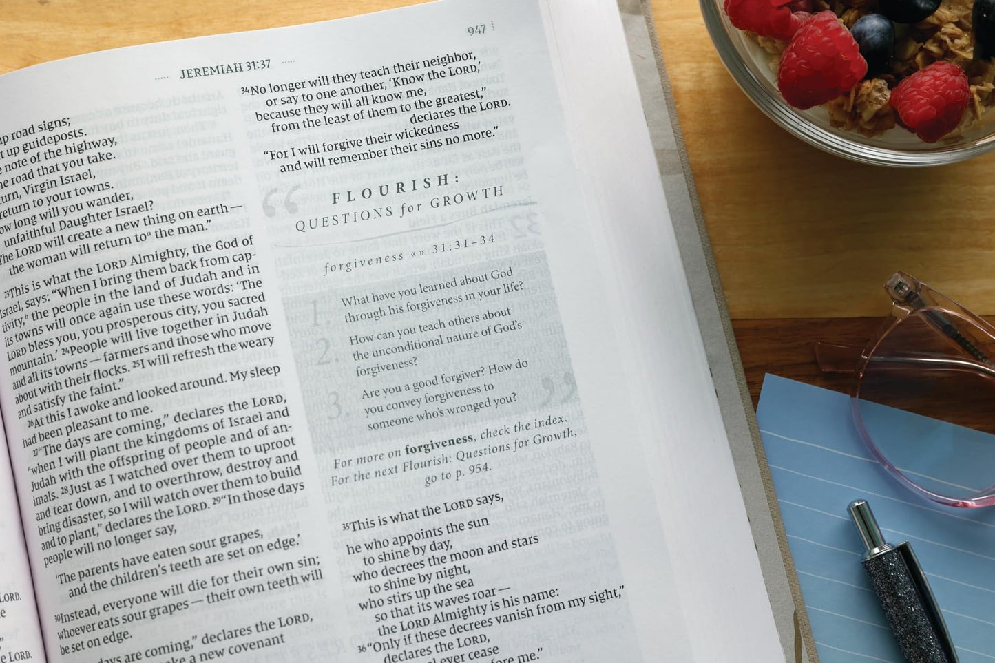 Flourish: The NIV Bible for Women, Cloth over Board, Cream, Comfort Print