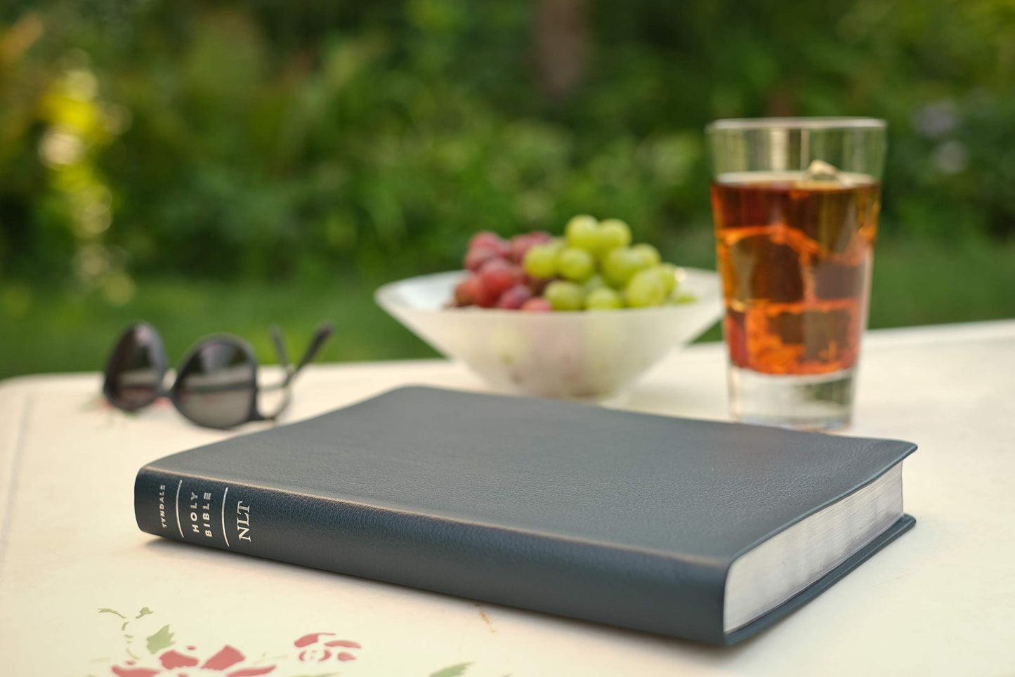 NLT Large Print Thinline Reference Holy Bible (Red Letter, Genuine Leather, Navy Blue, Indexed): Includes Free Access to the Filament Bible App ... Notes, Devotionals, Worship Music, and Video