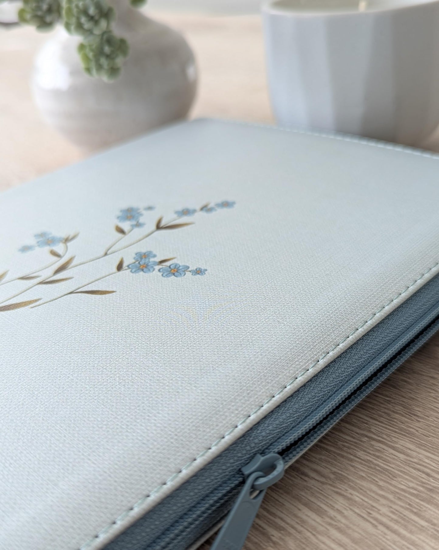 NLT Large Print Thinline Reference Zipper Bible, Filament Enabled (LeatherLike, Baby Blue Blossoms, Indexed, Red Letter)