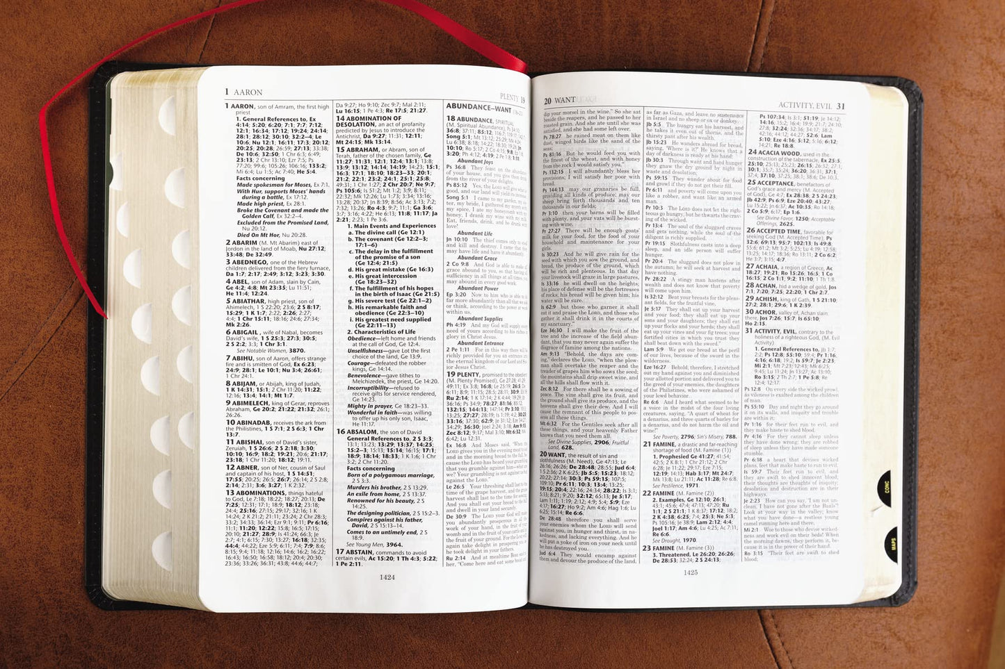 ESV, Thompson Chain-Reference Bible, Bonded Leather, Black, Red Letter, Thumb Indexed