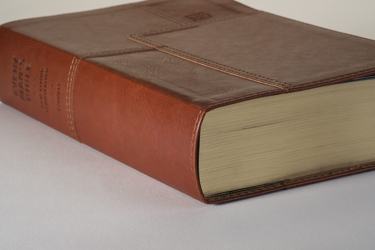 Every Man's Bible NLT, Deluxe Messenger Edition (LeatherLike, Brown, Indexed)