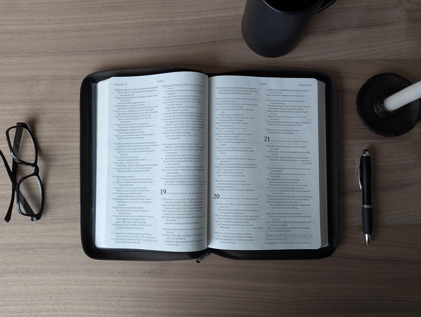 NLT Large Print Thinline Reference Zipper Bible, Filament Enabled (LeatherLike, Black Cross, Indexed, Red Letter)