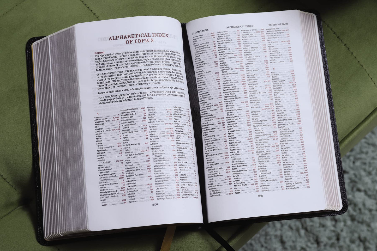 KJV, Thompson Chain-Reference Bible, Handy Size, European Bonded Leather, Black, Red Letter, Comfort Print