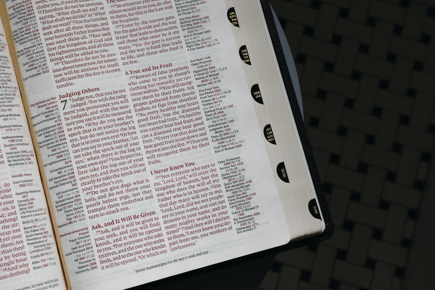 ESV, Thompson Chain-Reference Bible, Large Print, Leathersoft, Black, Red Letter, Thumb Indexed