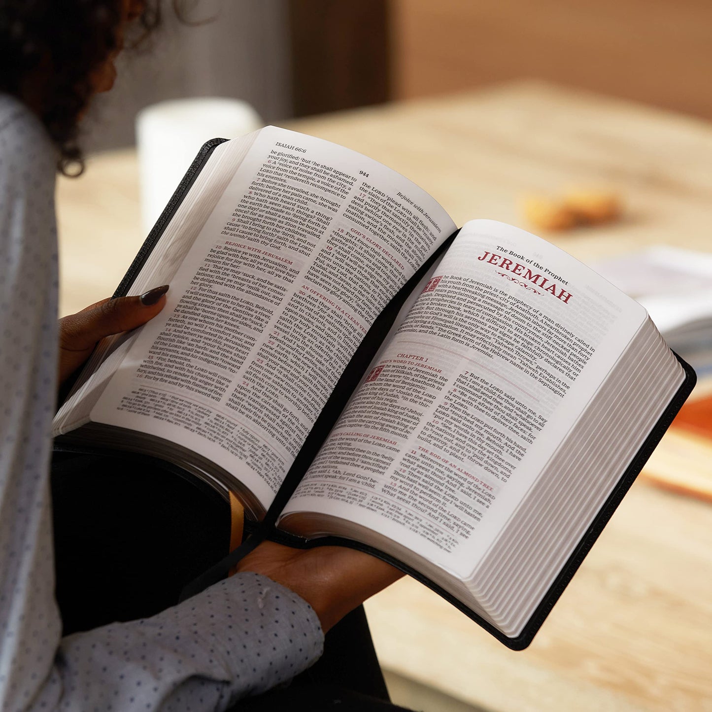 KJV, Personal Size Reference Bible, Sovereign Collection, Genuine Leather, Black, Red Letter, Comfort Print: Holy Bible, King James Version