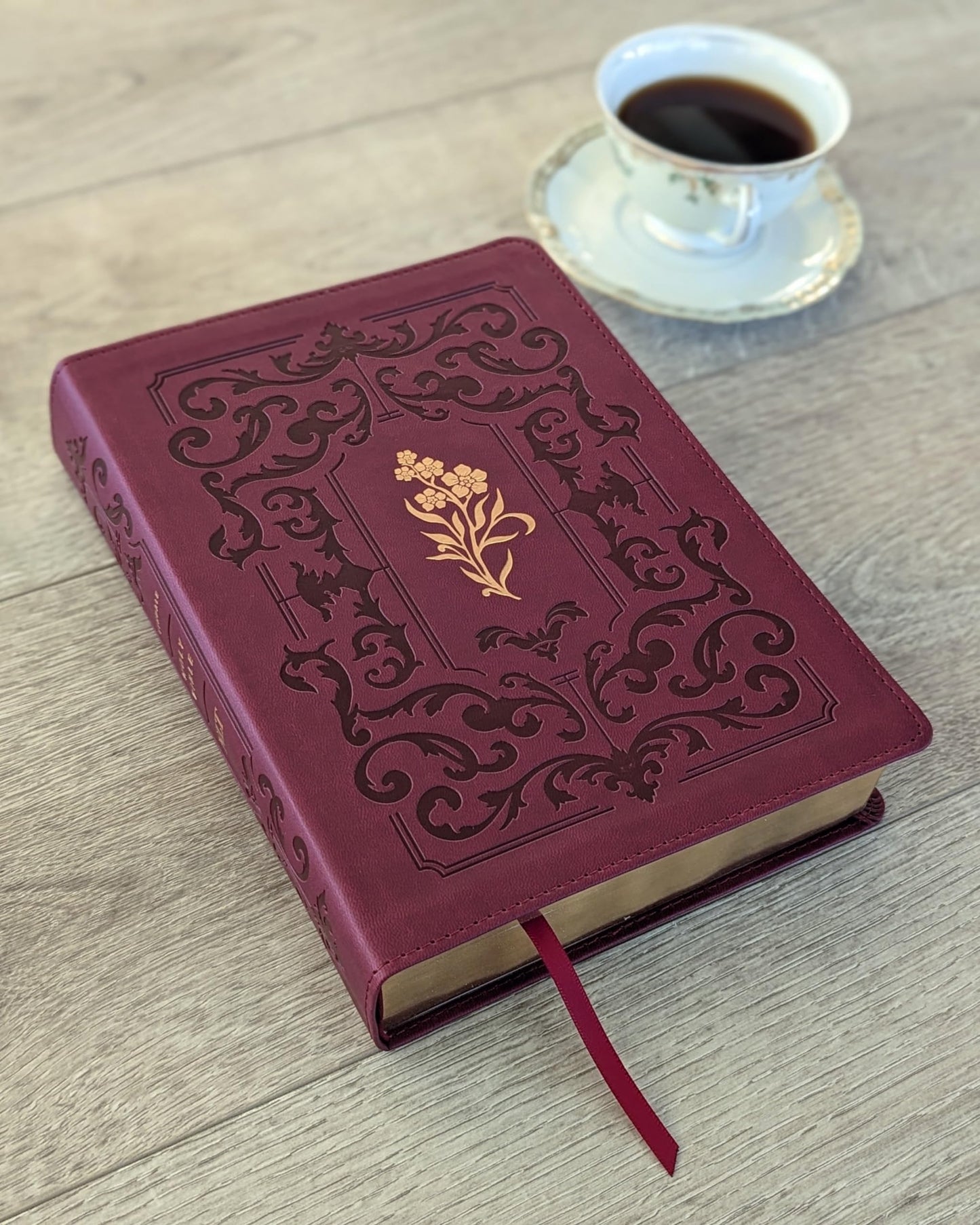 NLT Giant Print Bible, Filament Enabled (LeatherLike, Cranberry Flourish, Red Letter)