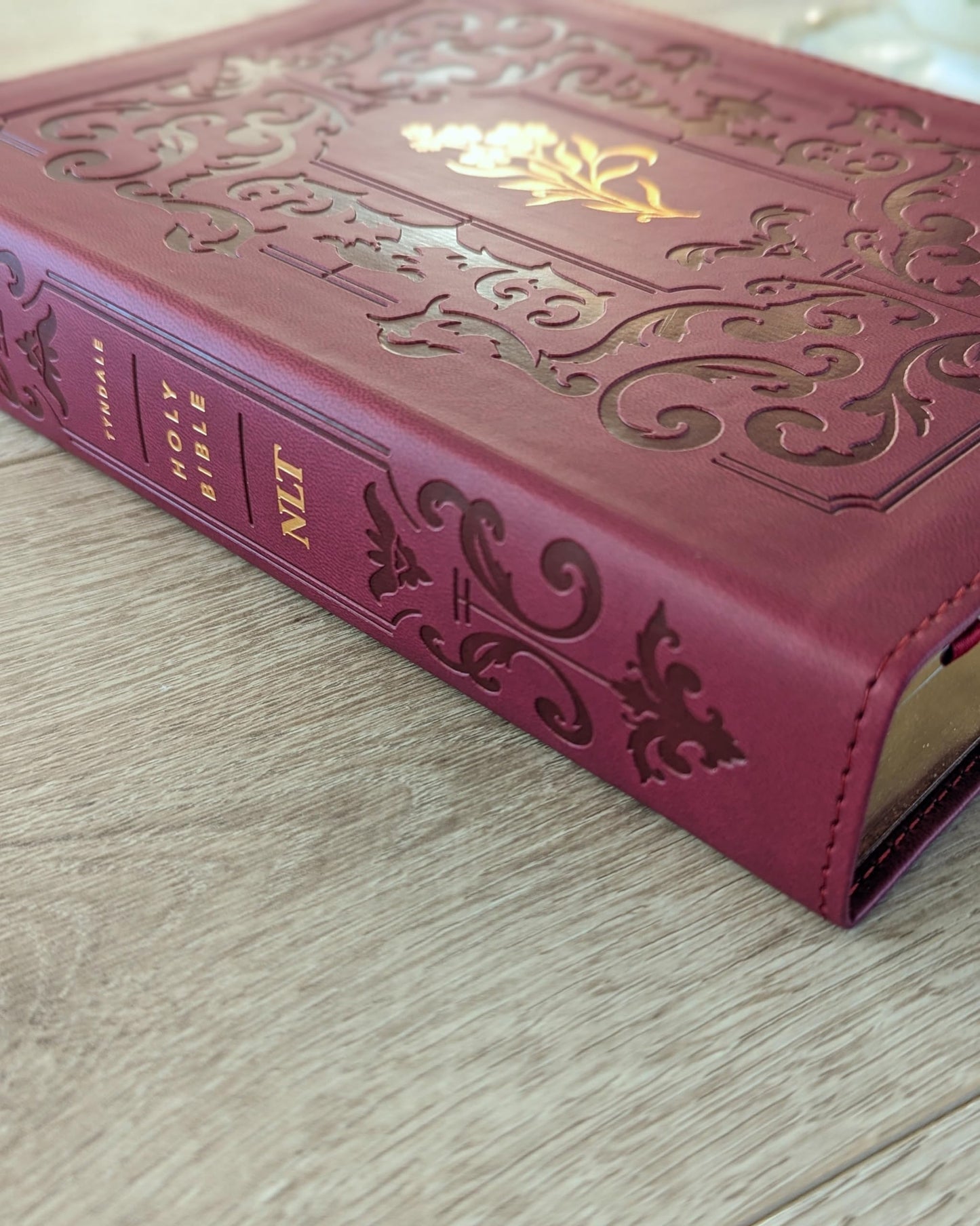 NLT Giant Print Bible, Filament Enabled (LeatherLike, Cranberry Flourish, Indexed, Red Letter)