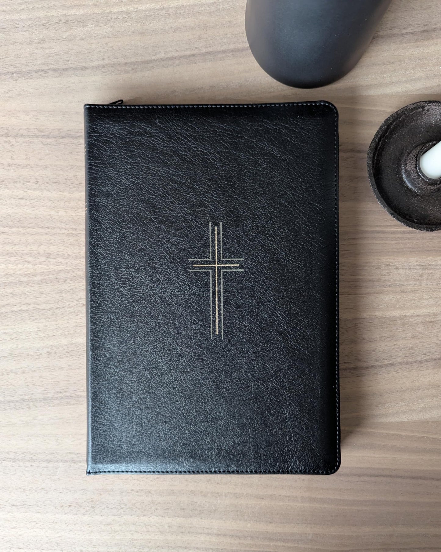 NLT Large Print Thinline Reference Zipper Bible, Filament Enabled (LeatherLike, Black Cross, Indexed, Red Letter)