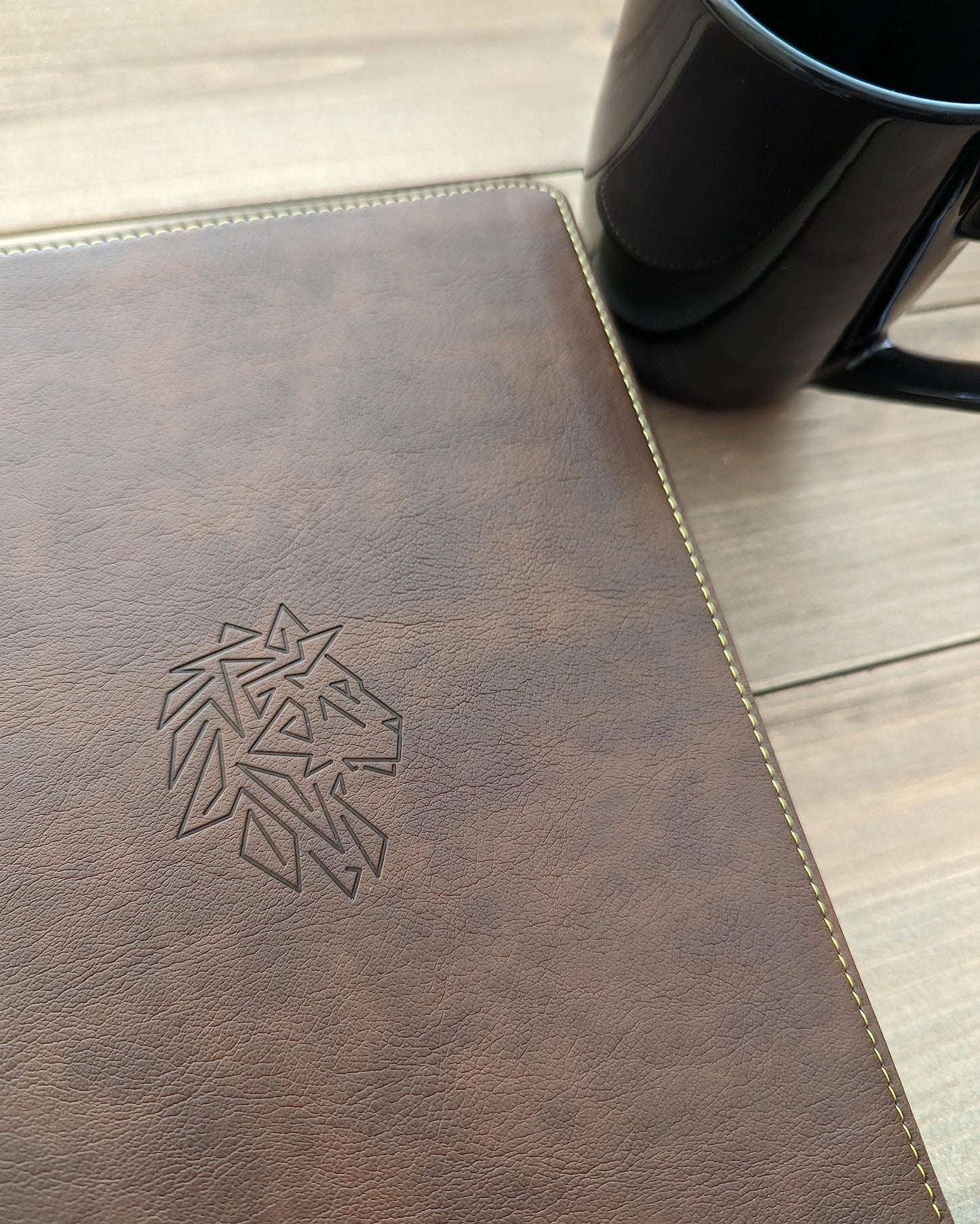 NLT Courage For Life Study Bible for Men, Filament Enabled (LeatherLike, Rustic Brown Lion, Indexed)