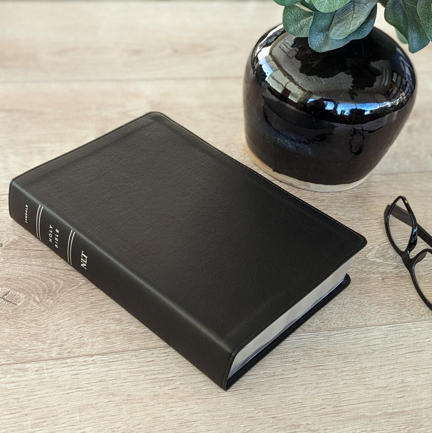 NLT Giant Print Bible, Filament Enabled (LeatherLike, Black, Indexed, Red Letter)