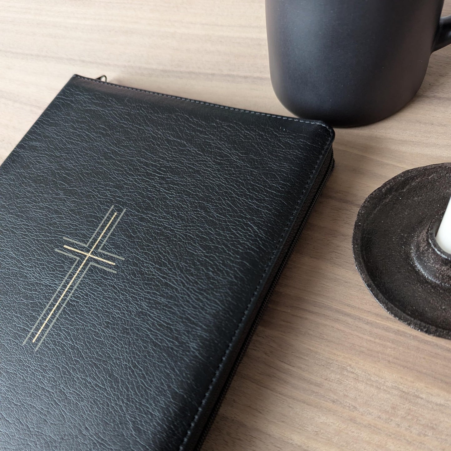 NLT Large Print Thinline Reference Zipper Bible, Filament Enabled (LeatherLike, Black Cross, Indexed, Red Letter)