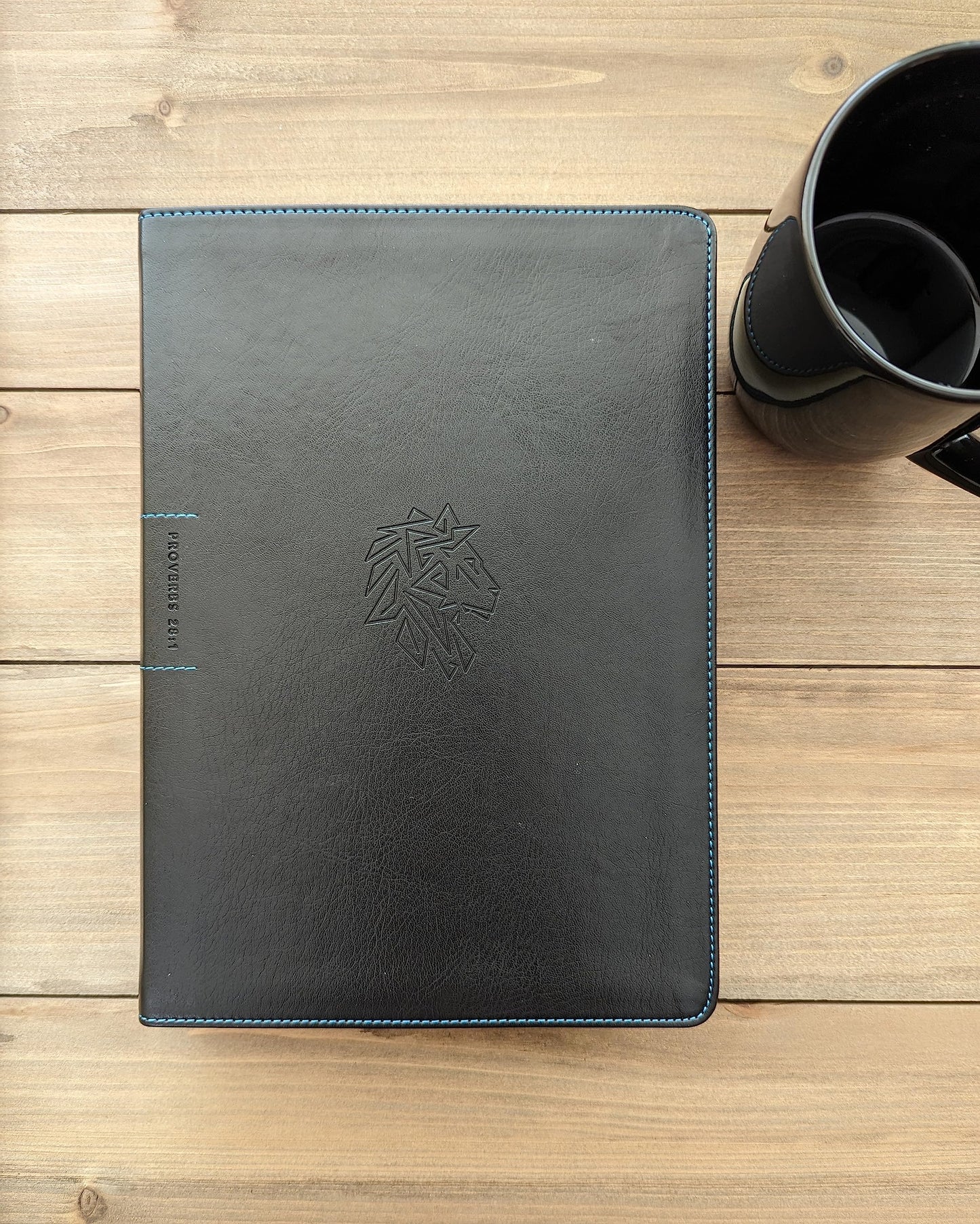 NLT Courage For Life Study Bible for Men, Filament Enabled (LeatherLike, Onyx Lion)